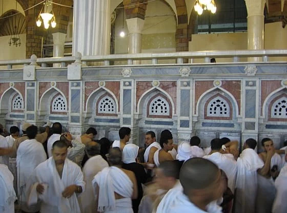 ماء زمزم يروي عطش الصائمين 