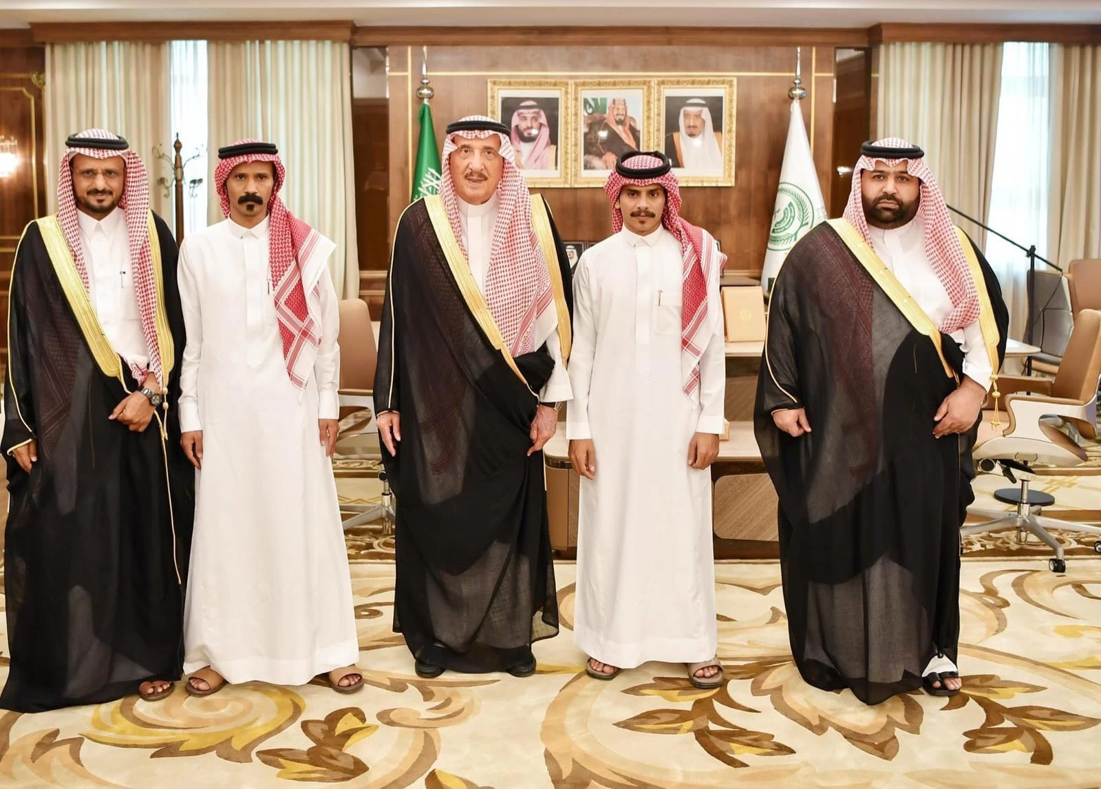 أمير منطقة جازان يكرم مواطنين أنقذا أسرة احتجزتها السيول بمحافظة الريث