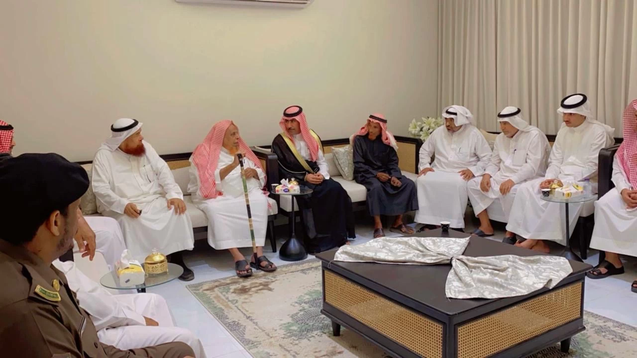 محافظ الطوال يعزي"العريبي" في وفاة شقيقه