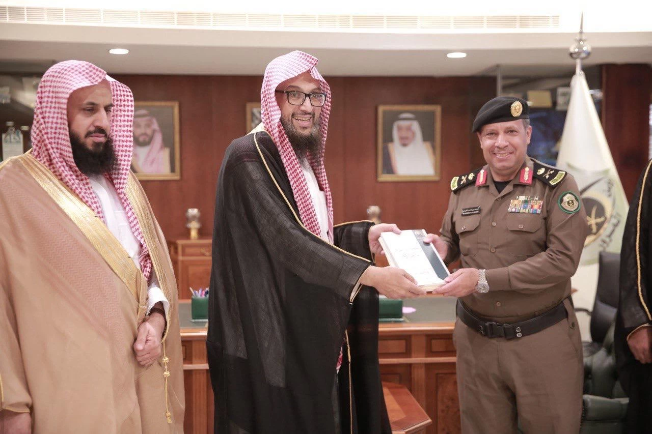 مدير عام هيئة الأمر بالمعروف بالرياض يزور مدير المرور بالمنطقة