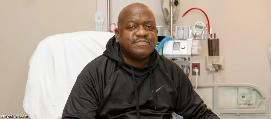 أول مريض في العالم يخضع لعملية نقل كلية خنزير يغادر المستشفى