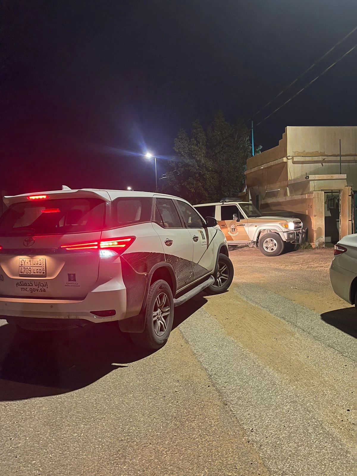 "التجارة": ضبط عمالة مخالفة تقوم بتدوير الإطارات منتهية الصلاحية دون ترخيص في مستودع مخالف في القصيم