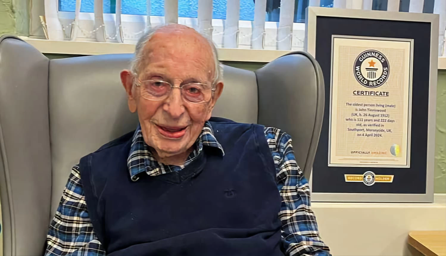 أكبر رجل معمر في العالم يكشف "سر طول العمر"