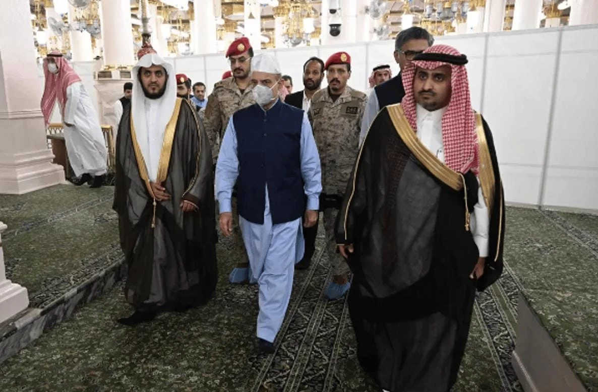 رئيس الوزراء الباكستاني يزور المسجد النبوي 