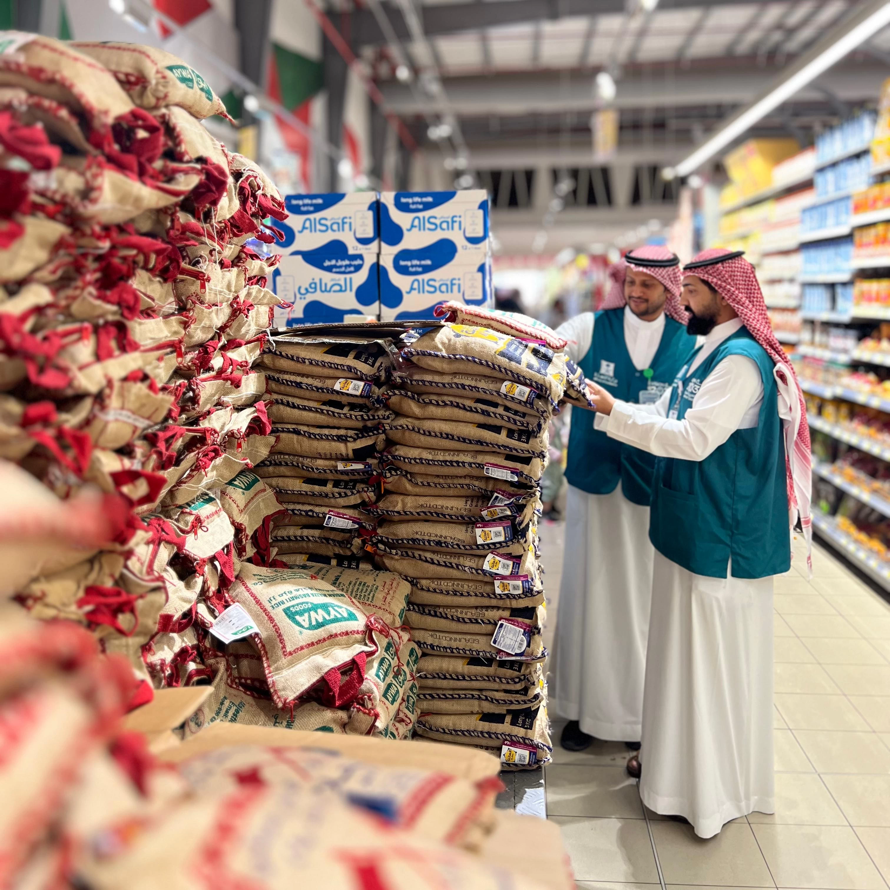 "التجارة" تواصل جولاتها الرقابية على منافذ بيع زكاة الفطر ومستلزمات العيد