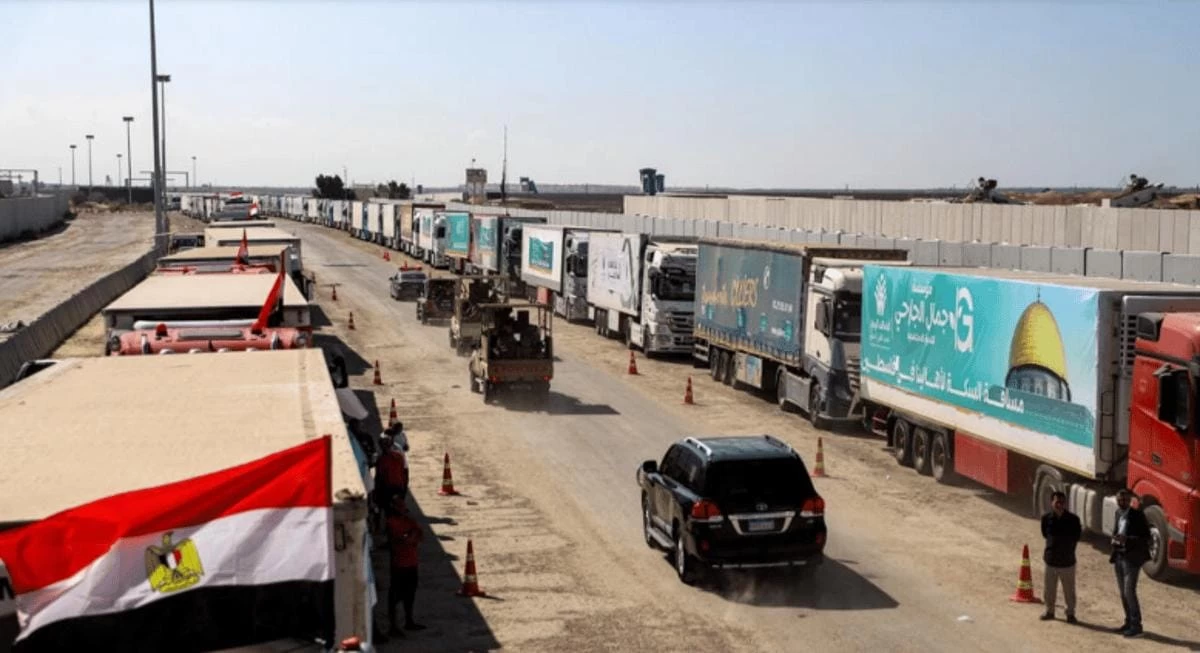 مصر تقرر زيادة عدد شاحنات المساعدات لغزة إلى أكثر من 300 يومياً