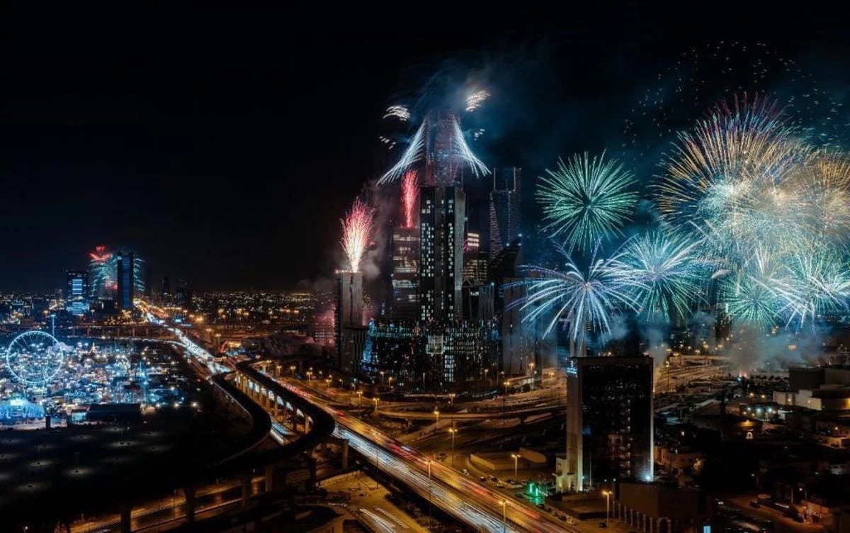 إضاءة جميع مناطق المملكة بالألعاب النارية ابتهاجاً بعيد الفطر المبارك 
