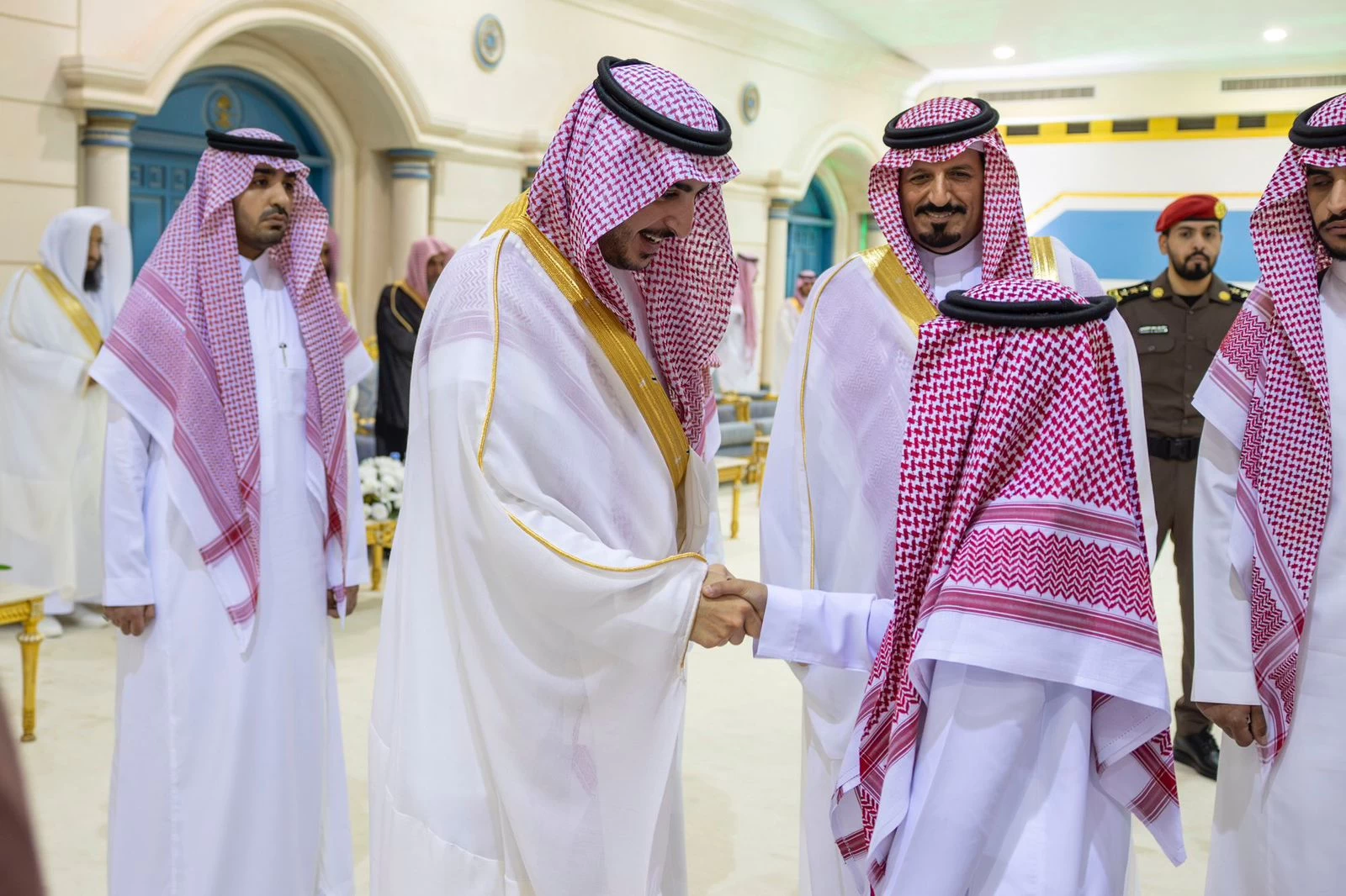 أمير منطقة الجوف يستقبل المهنّئين بعيد الفطر المبارك