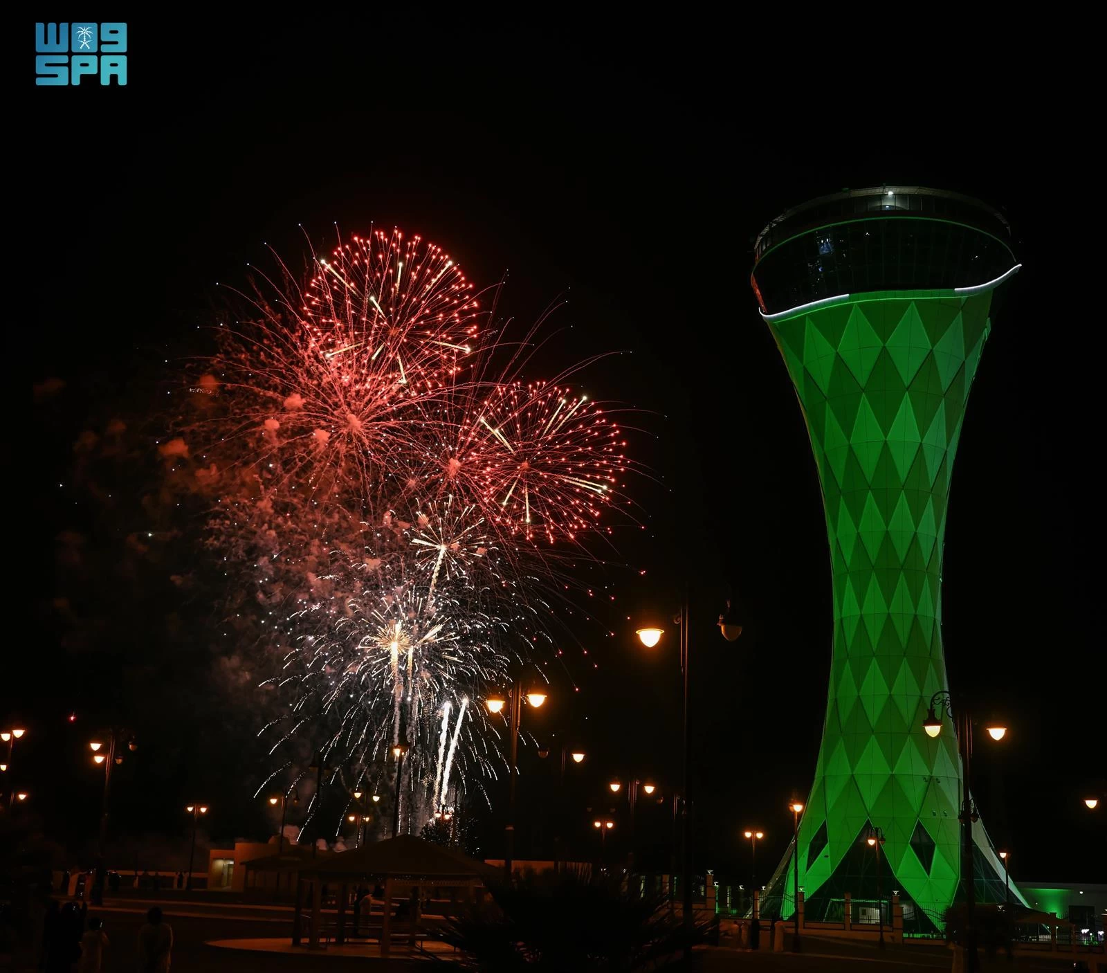 الألعاب النارية تضيء سماء عرعر احتفالاً بعيد الفطر المبارك