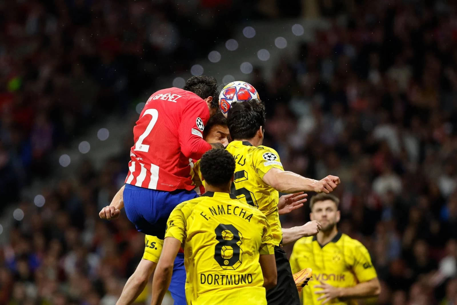 إثارة دوري الأبطال مستمرة .. برشلونة يعود بنقاط باريس وأتلتيكو يهزم ضيفه بروسيا دورتموند بثنائية 