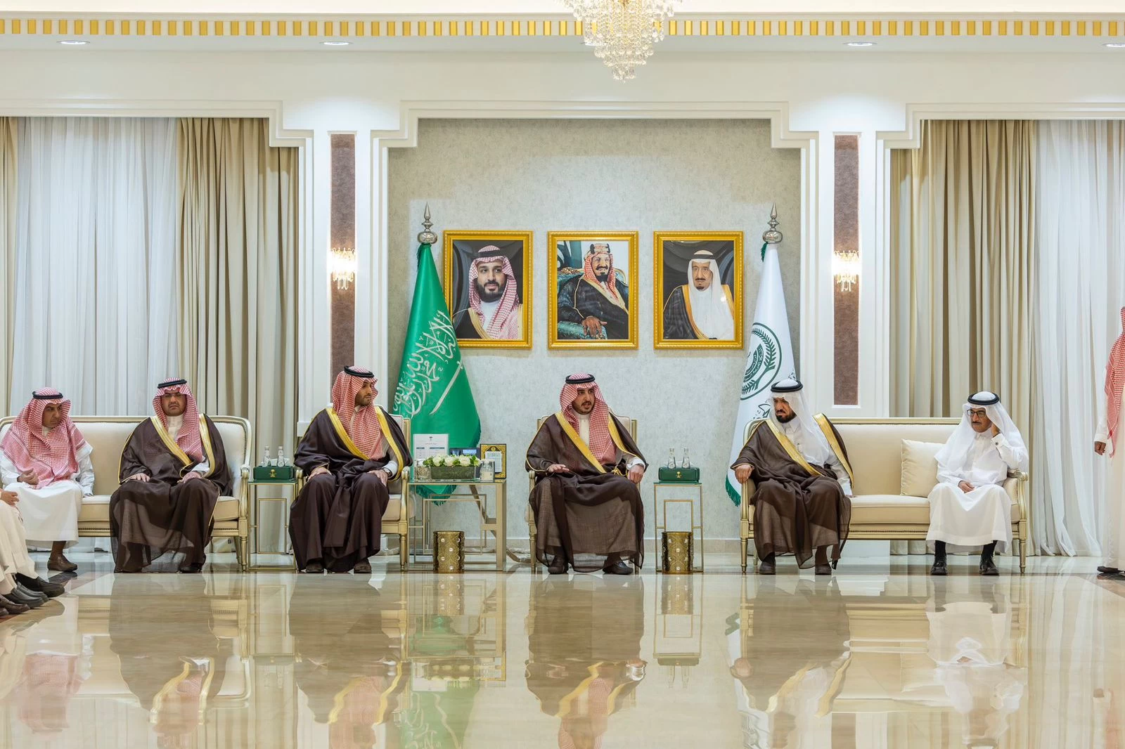 أمير منطقة الجوف يستقبل المهنّئين بمناسبة عيد الفطر من منسوبي الإمارة