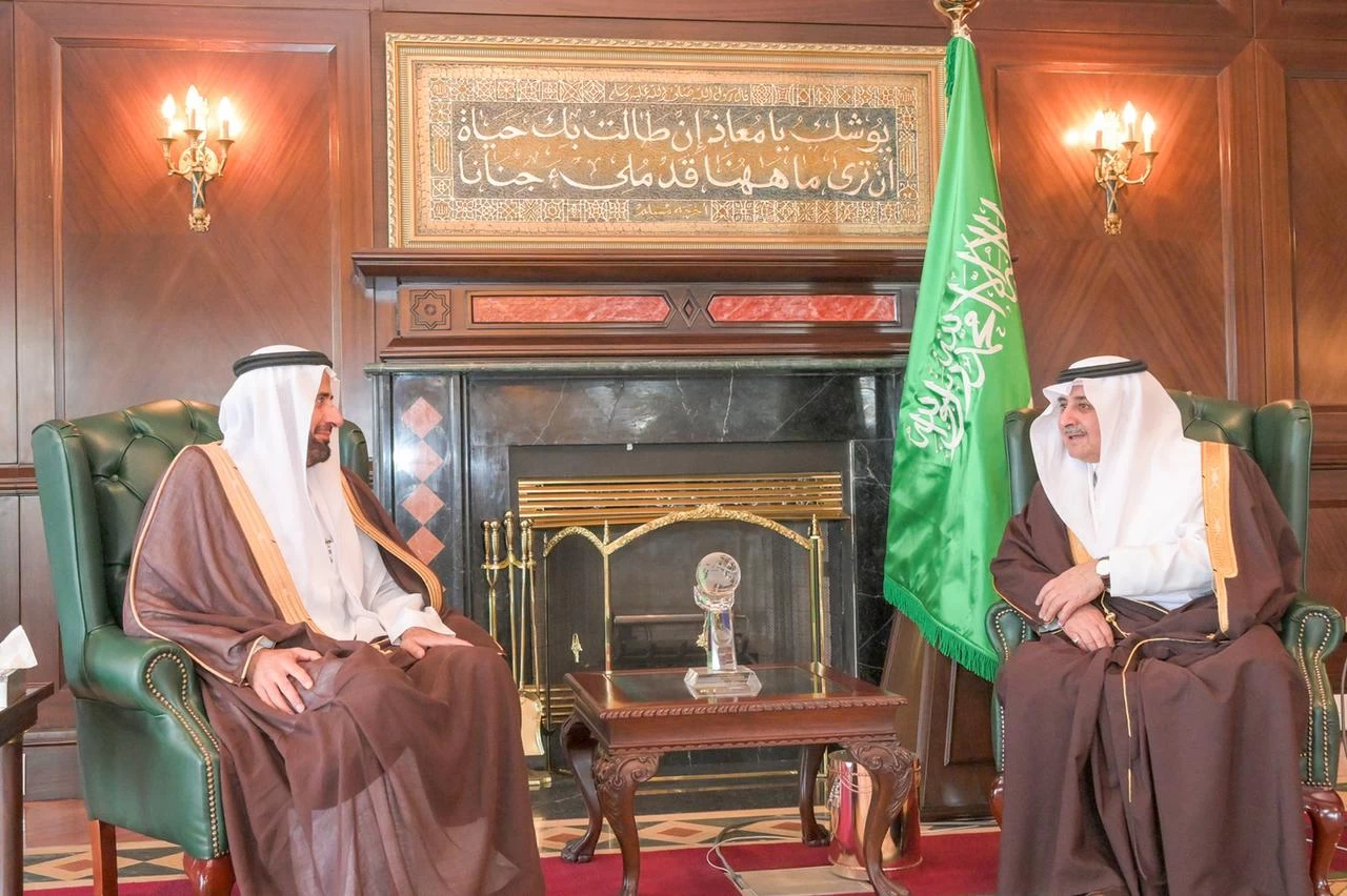 أمير تبوك يستقبل وزير الحج والعمرة 