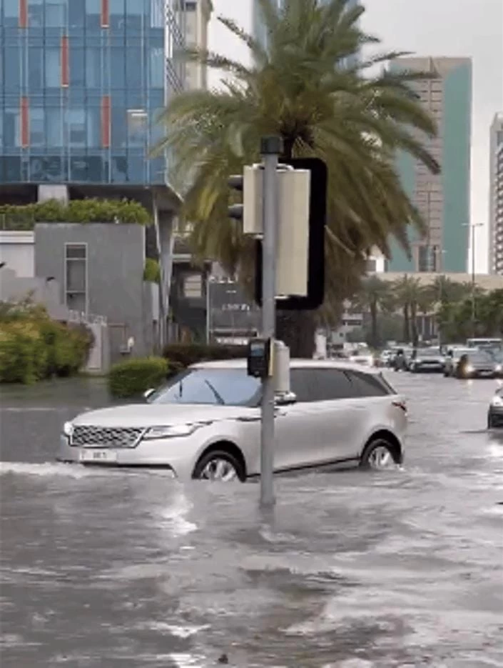 موجة من الطقس السيء تضرب الإمارات 