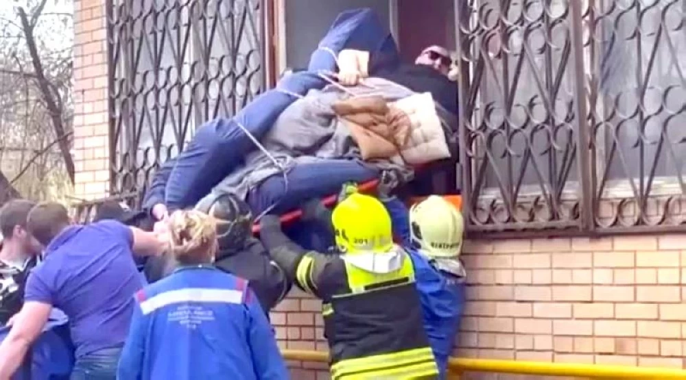 لم يغادر شقته منذ 10 سنوات .. نقل مريض روسي يبلغ وزنه 300 كيلو للمستشفى 