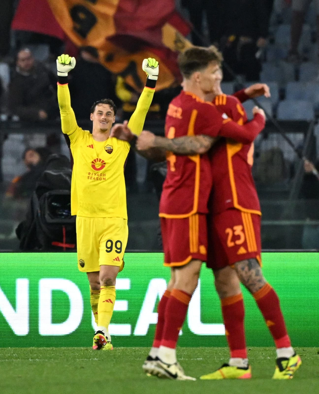 روما يجدد فوزه على ميلان ويتأهل لملاقاة باير ليفركوزن في نصف نهائي الدوري الأوروبي