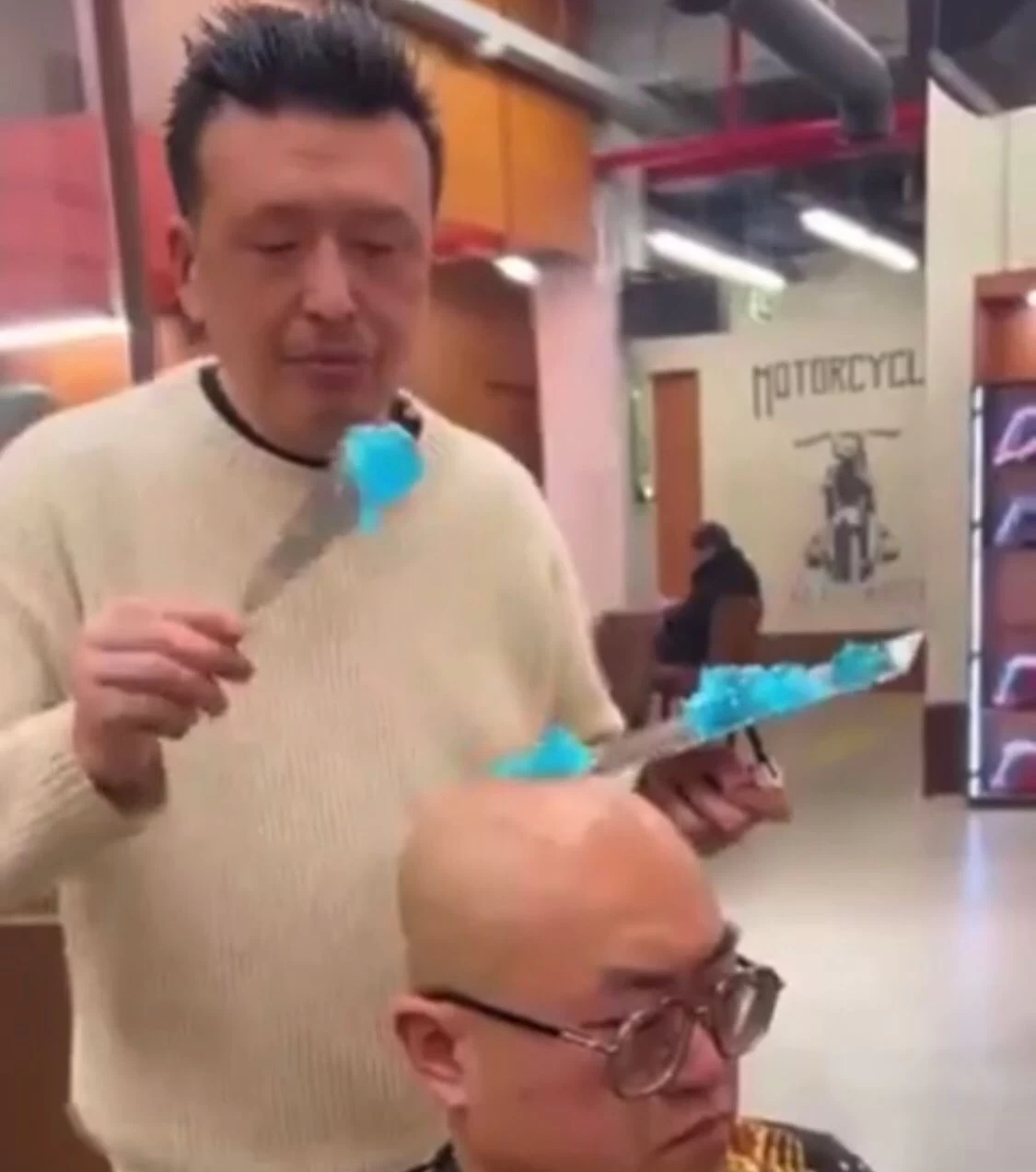 "سائق صيني يستخدم مصباحًا على رأسه كبديل لسقف سيارته!"