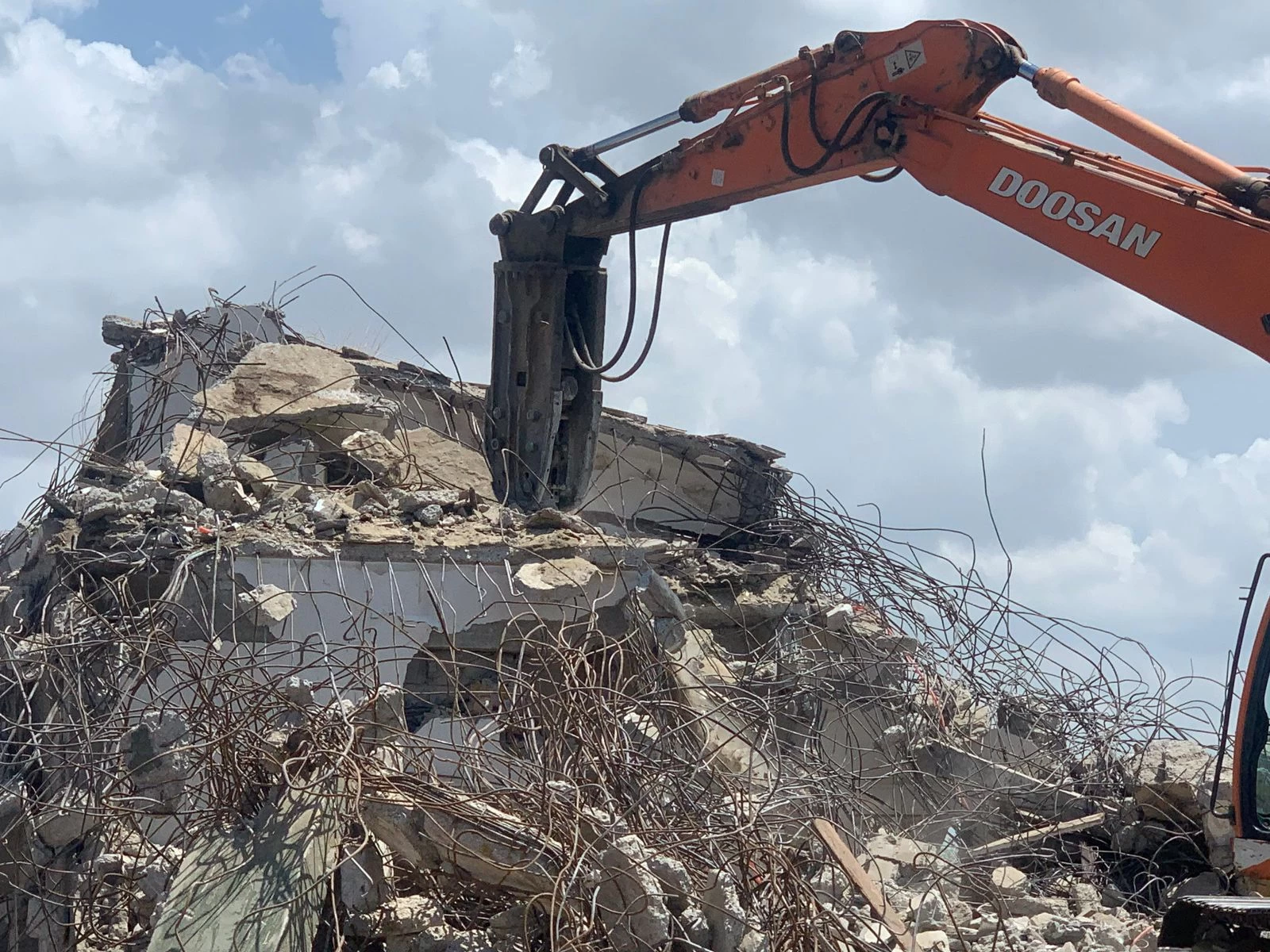 أمانة جازان تواصل إزالة المباني الآيلة للسقوط في أحياء مدينة جازان