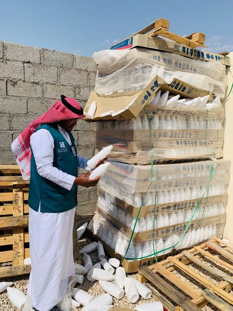 "التجارة": ضبط عمالة مخالفة تغش في المنظفات بمزرعة في الأحساء