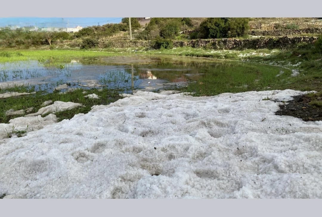 مرتفعات عسير تشهد هطول أمطار غزيرة وتكتسي حلة بيضاء من البرد