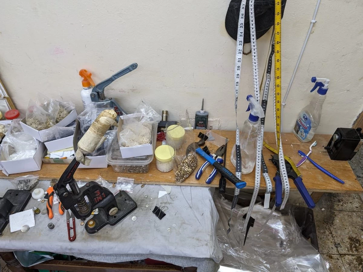 أمانة جدة تغلق معمل استغلته عمالة للخياطة لأحد المحال المعروفة