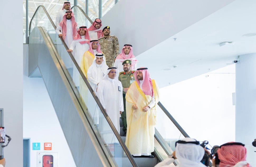 أمير منطقة الحدود الشمالية، فيصل بن خالد بن سلطان، يتفقد صالة السفر الدولية في مطار عرعر ويساهم في سرعة إنجاز المشروع