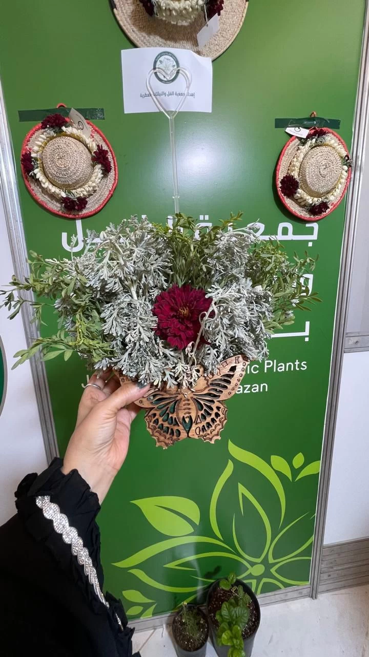 جمعية الفُل والنباتات العطرية بجازان تُعرف زوار مهرجان المانجو بمبادراتها وخدماتها الزراعية