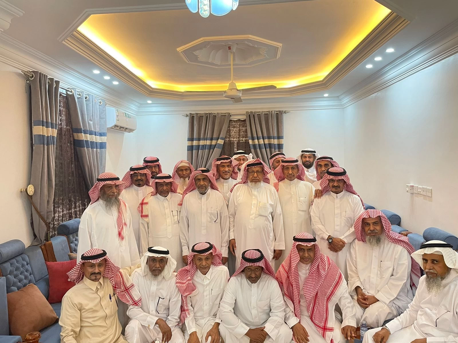 "زملاء من عام 1400 يلتقون شهريًا للاحتفال بتواصل استثنائي يدوم لأكثر من 45 عامًا"