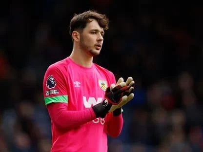 ليفربول مهتم بالتعاقد مع حارس مرمى بيرنلي جيمس ترافورد 