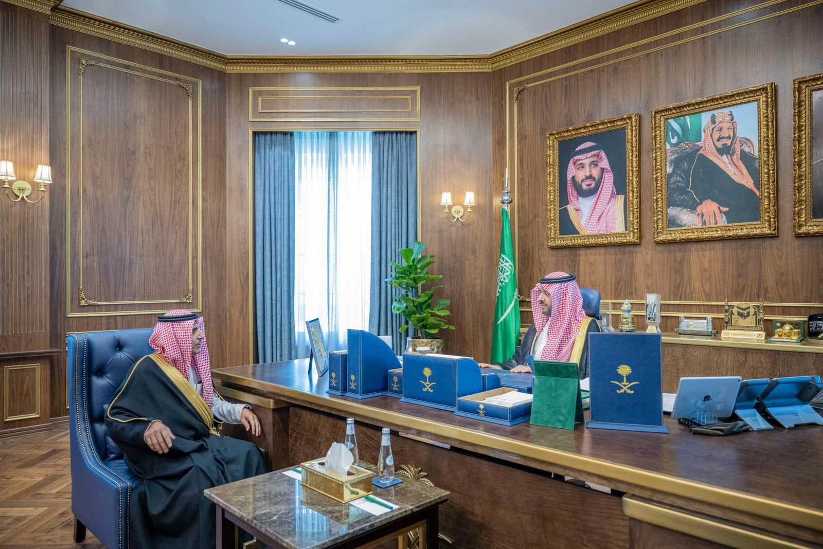 الأمير فيصل بن خالد بن سلطان يستقبل مدير المحطات الداخلية للإقليم الشمالي ومشرف الخطوط السعودية بمناسبة تكليفه