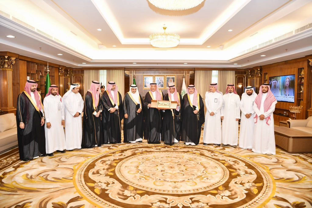 أمير جازان يدشن مشروع النقل العام بالحافلات في المنطقة