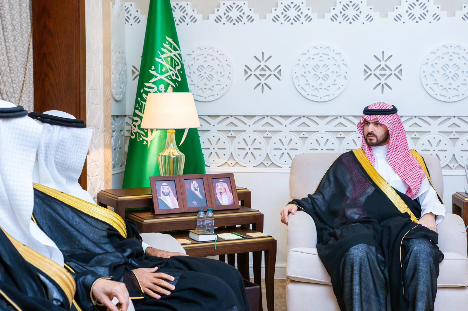 نائب أمير الشرقية يستقبل أعضاء جمعية كنف الخيرية