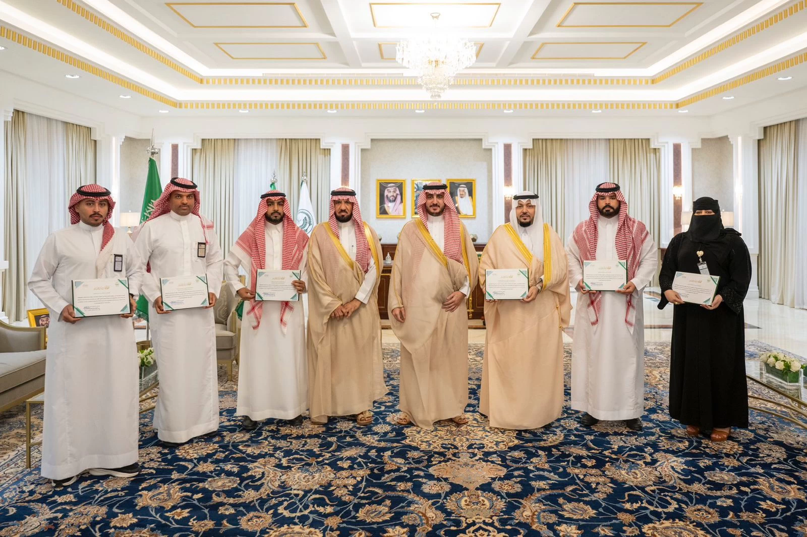 تكريم أمير الحوف لفريق العمل بإدارة الموارد البشرية بالإمارة.