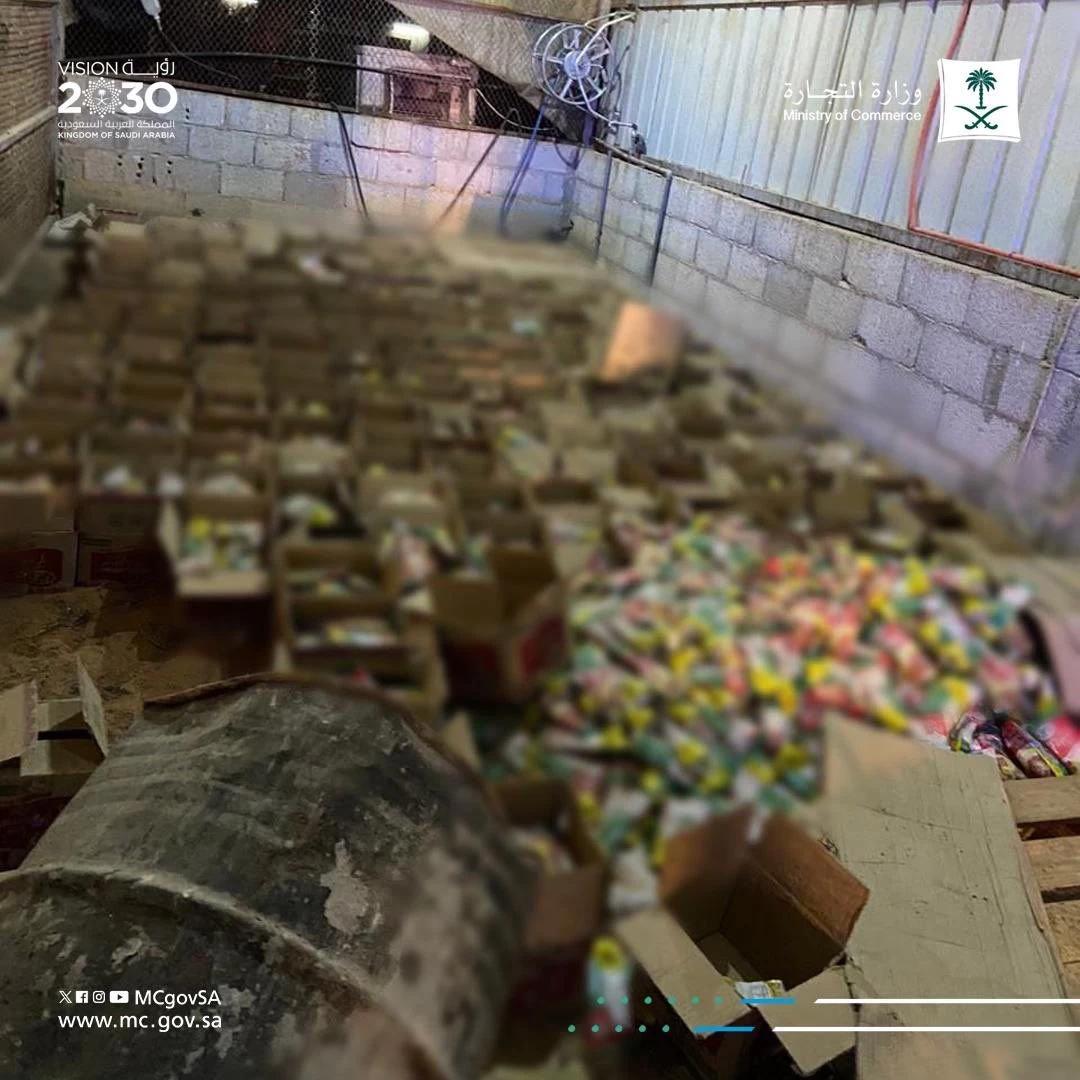 مداهمة الـ3 فجراً تقود "التجارة" لضبط عمالة مخالفة تمارس الغش بتزوير تواريخ الصلاحية لمنتجات غذائية