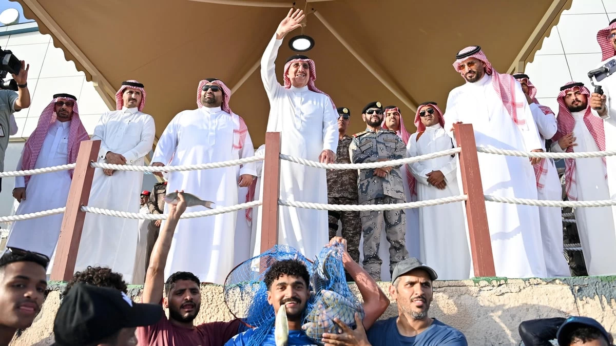 ​​​​​​​أمير منطقة جازان يشارك أهالي فرسان صيد سمك الحريد