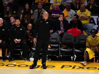 ليكرز يقيل مدربه بعد خروجه من الأدوار الإقصائية"بلاي أوف" السلة الأميركية