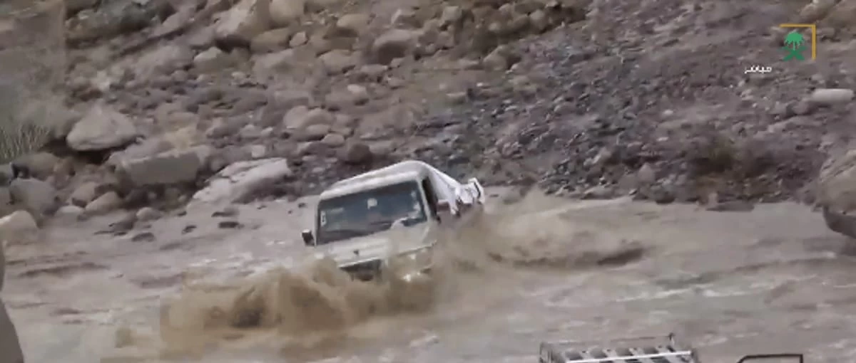 اجتياز الأودية أمام السيول .. تصرفات صبيانية للحصول على بطولة وهمية