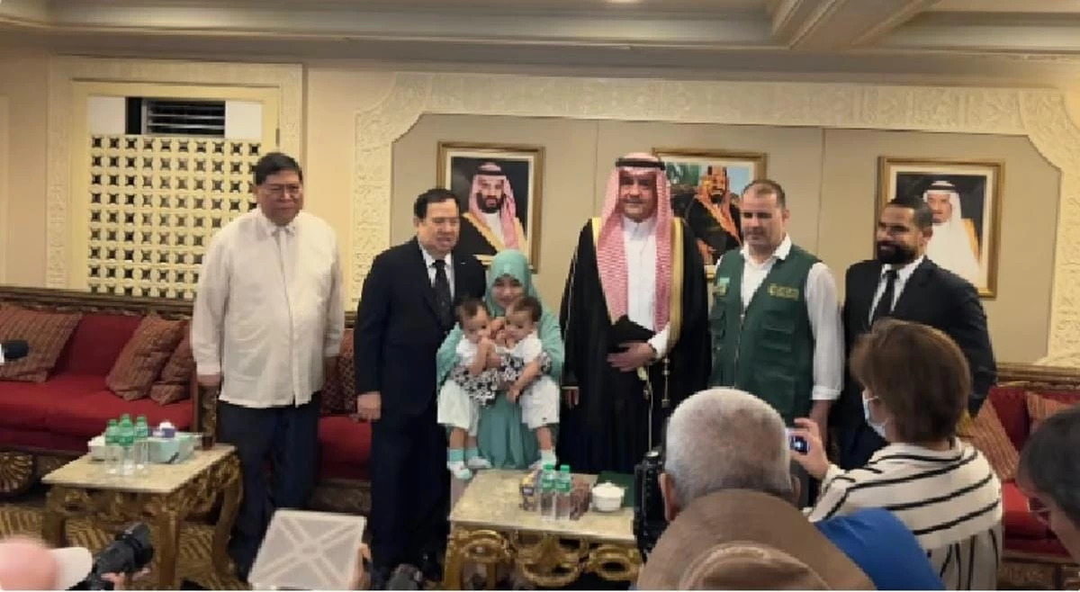 التوأم السيامي الفلبيني " عائشة وأكيزا " يصل المملكة اليوم