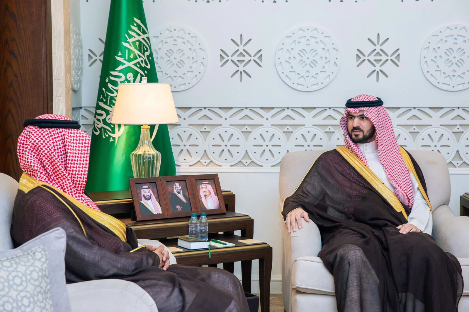 نائب أمير الشرقية يستقبل مدير عام فرع وزارة الخارجية بالمنطقة