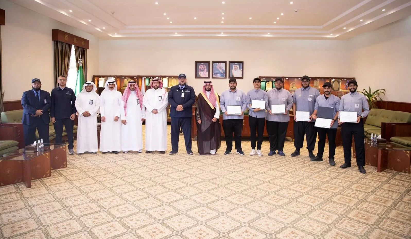 الأمير فهد بن محمد يكرم متدربي تقنية الخرج الحاصلين على المركز الأول بمسابقة الروبوت والذكاء الاصطناعي