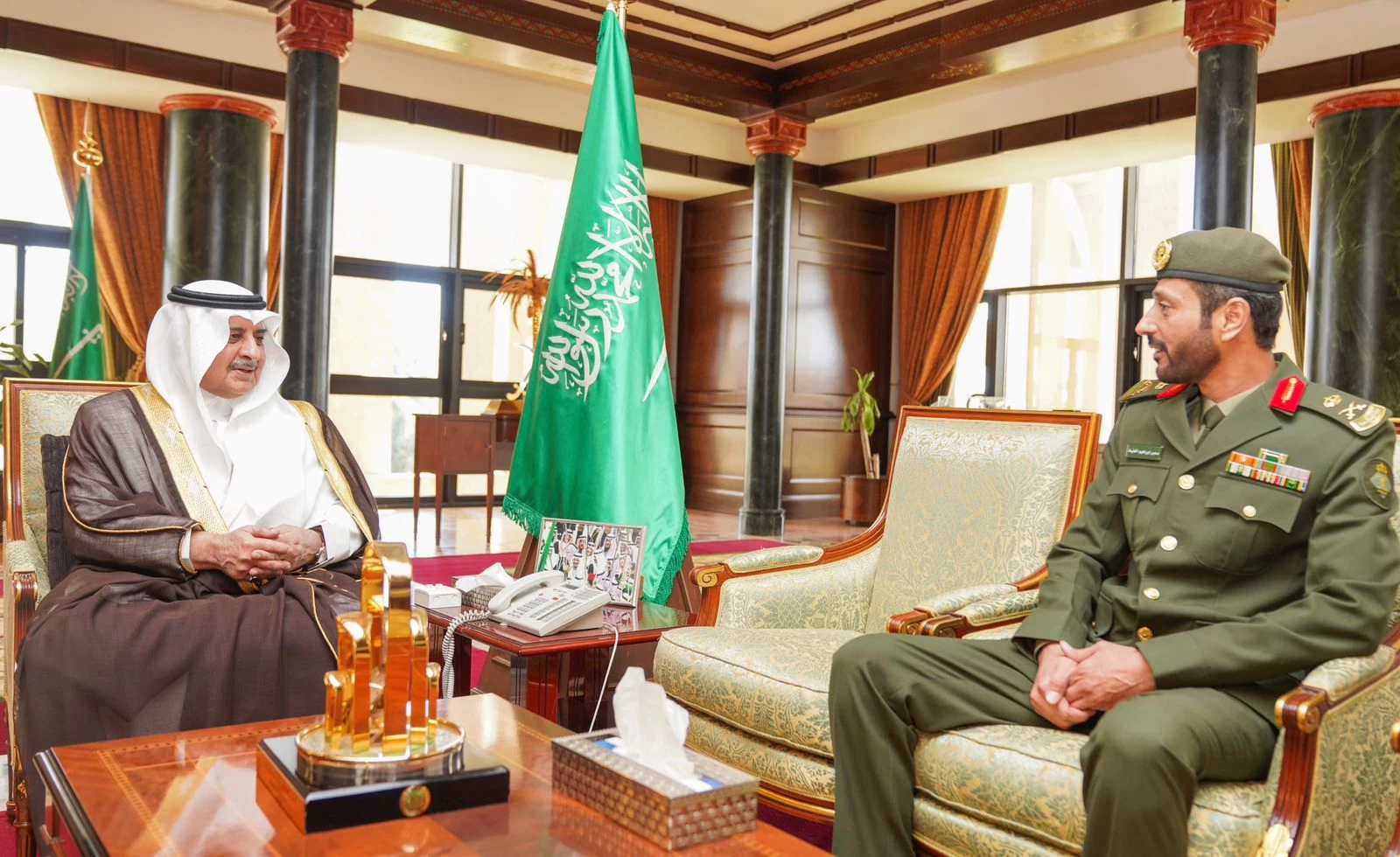 أمير تبوك يقلد مدير الجوازات بالمنطقة رتبته الجديدة ‎