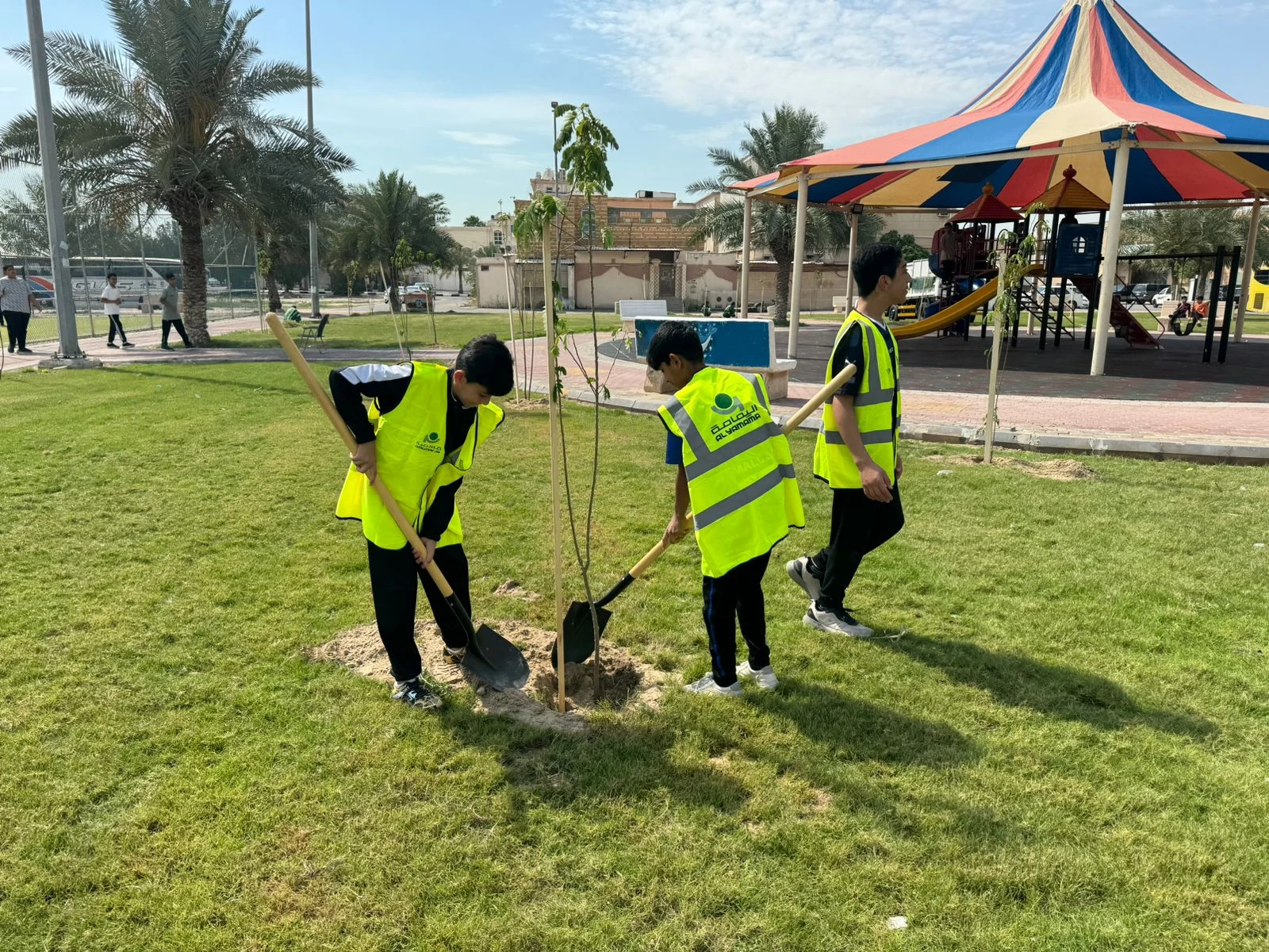 مبادرة "مساحة خضراء تواصل أعمالها بغرس الأشجار بمشاركة المتطوعين بالقطيف