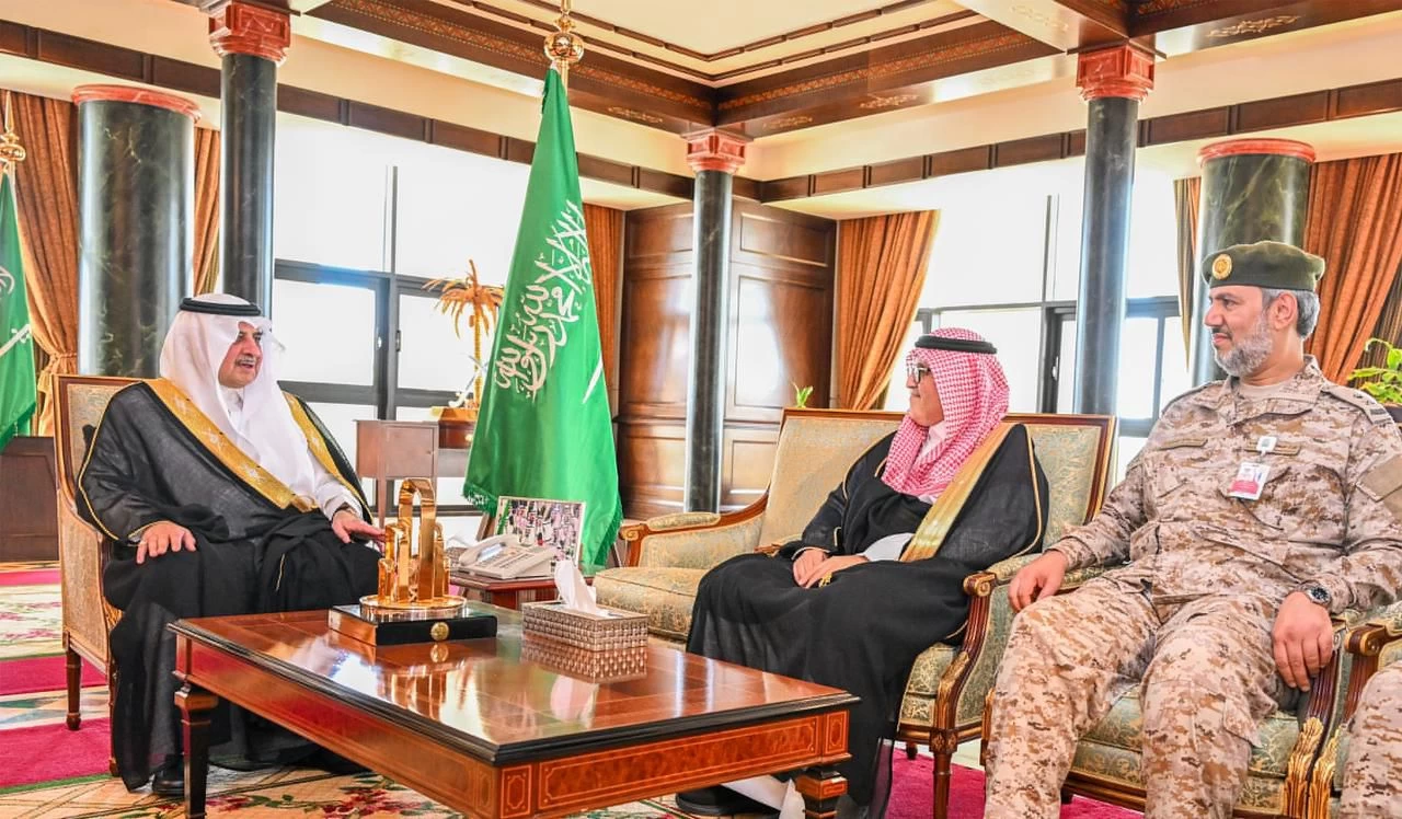 ‎أمير تبوك يستقبل مدير الخدمات الصحية بوزارة الدفاع 