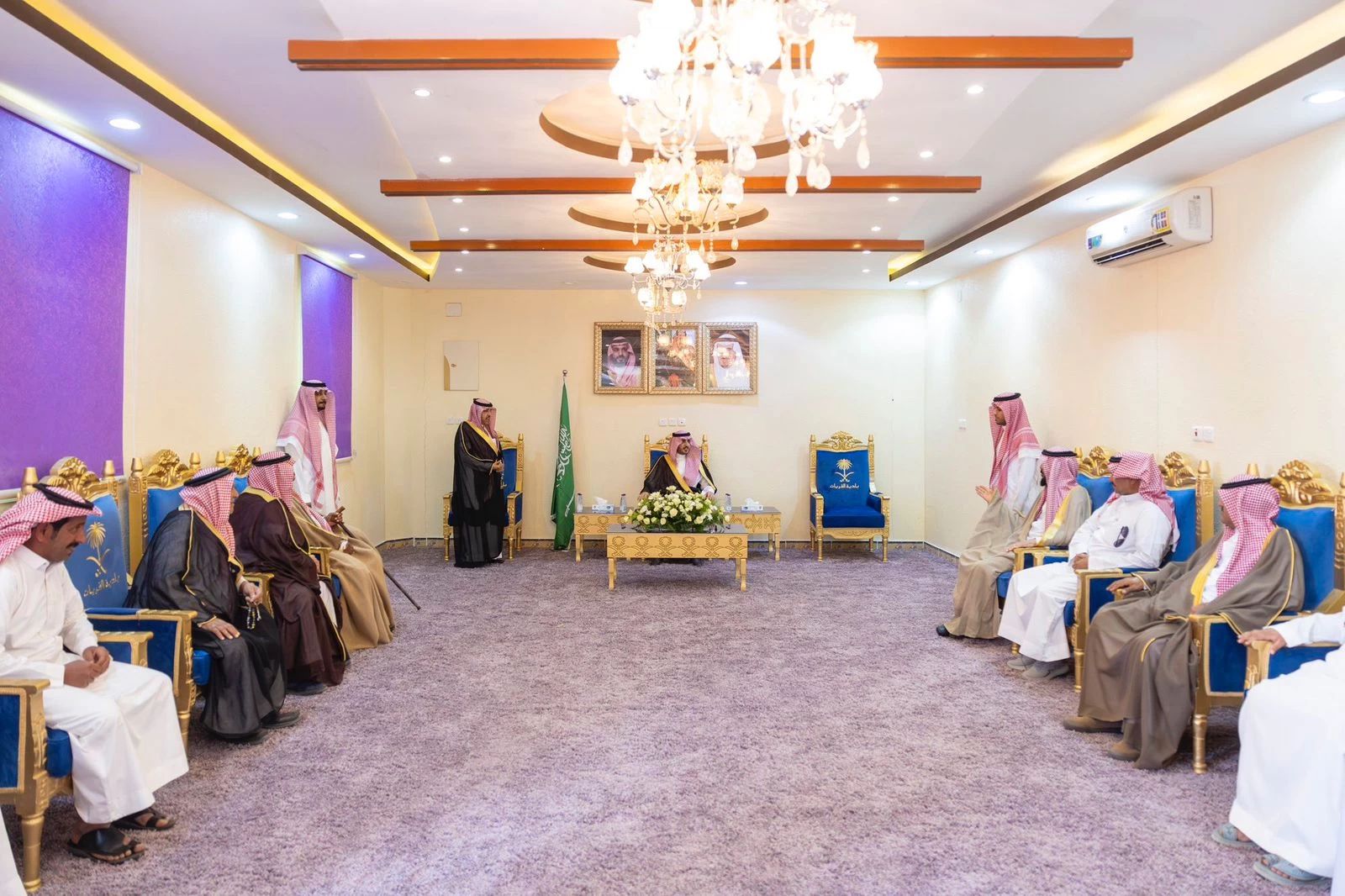 الأمير فيصل بن نواف يزور المراكز التابعة لمحافظة القريات ويلتقي بالأهالي