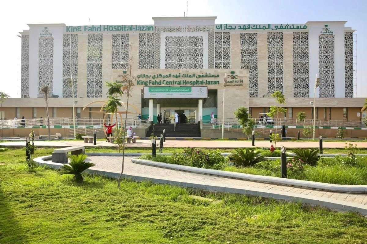 إصابة مصنعية تفصل أعضاء الرقبة لمقيم ثلاثيني وفريق طبي بمركزي جازان يعيدها لوضعها الطبيعي