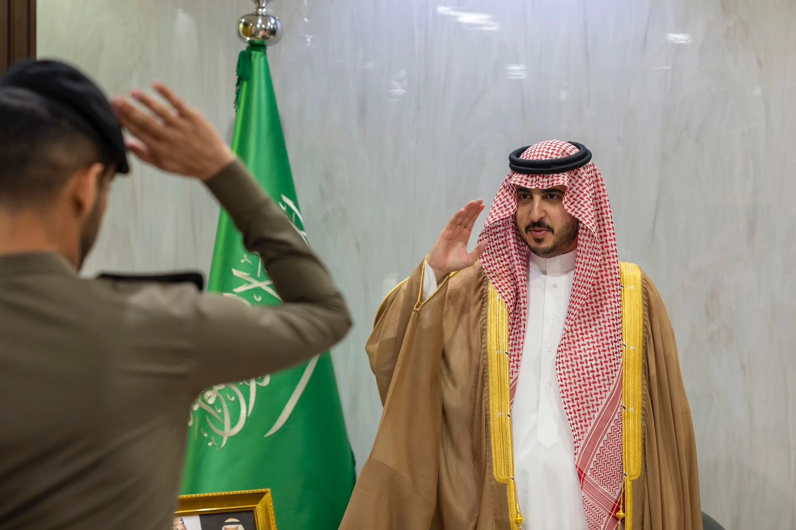 أمير منطقة الجوف يستقبل مدراء الأجهزة الأمنية بمحافظة طبرجل