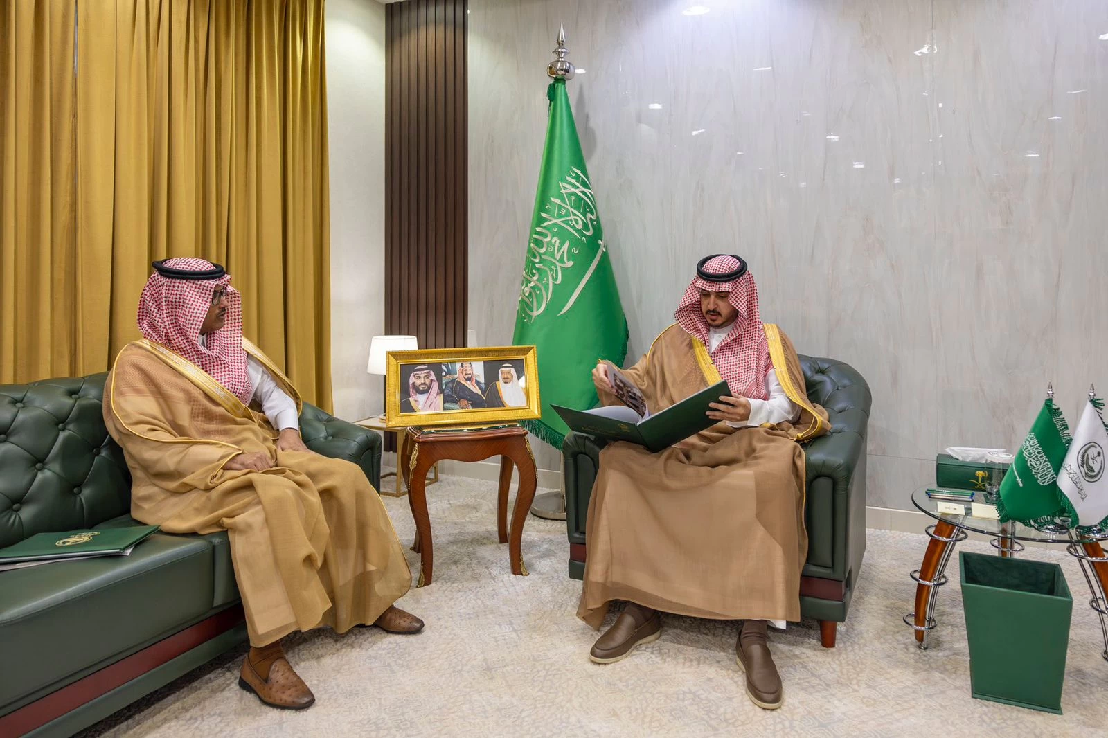 أمير منطقة الجوف يلتقي محافظ طبرجل ويتسلّم تقريرين عن مركز ميقوع ومركز بسيطا