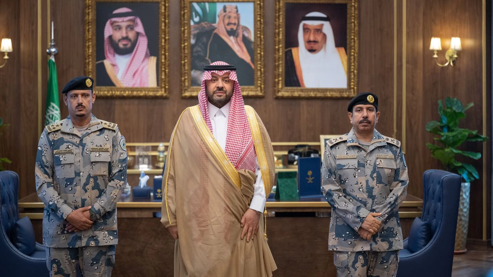 أمير الحدود الشمالية يستقبل قائد حرس الحدود بالمنطقة ومساعده