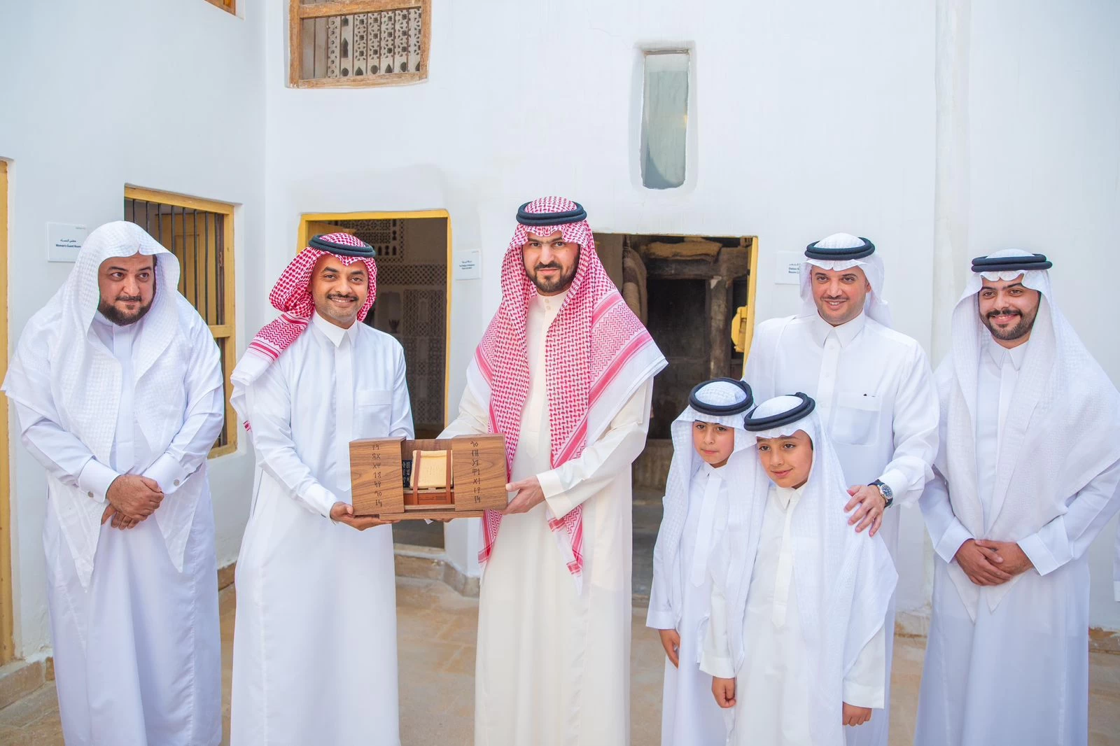 نائب أمير الشرقية يزور "بيت البيعة"