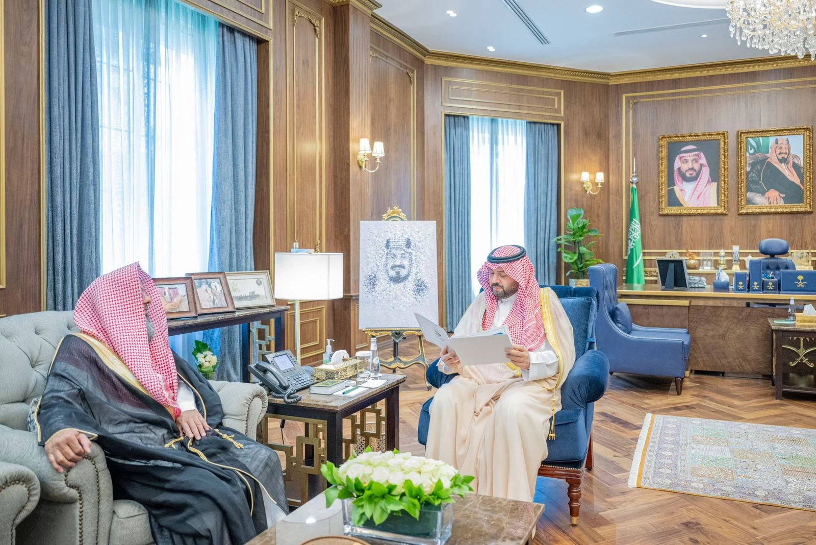 أمير الحدود الشمالية يتسلّم تقريرًا عن الصناديق العائلية والوقفية بالمنطقة