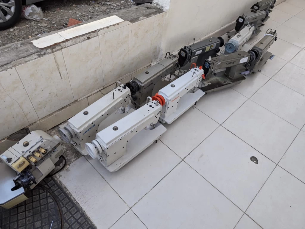 أمانة جدة تغلق معمل خياطة وتصادر 40 من مكائن الخياطة